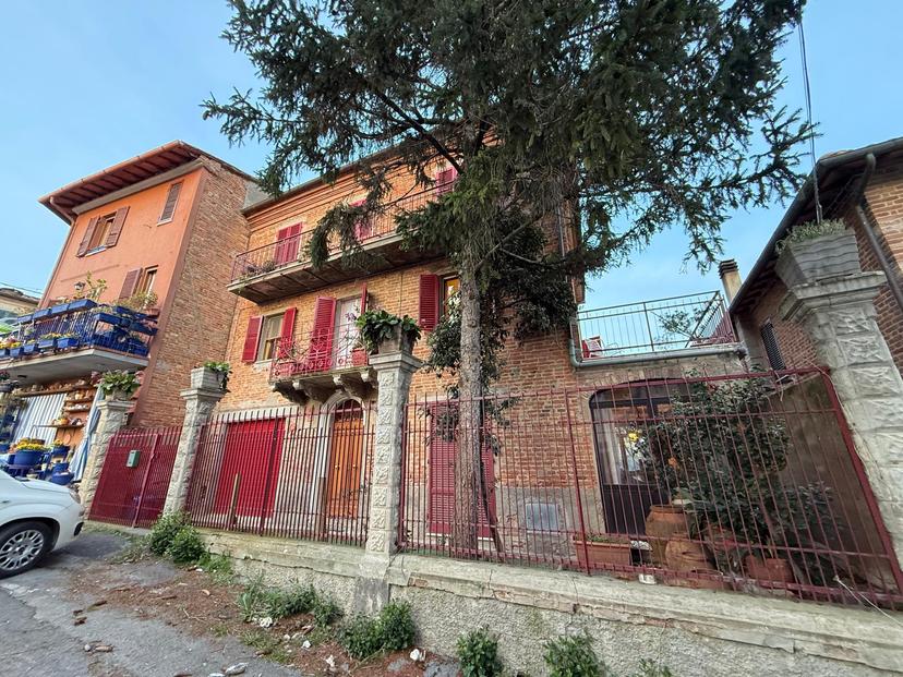 Porzione di casa indipendente con giardino e terrazzi a Casamaggiore, a pochi minuti da Castiglione del Lago PC183